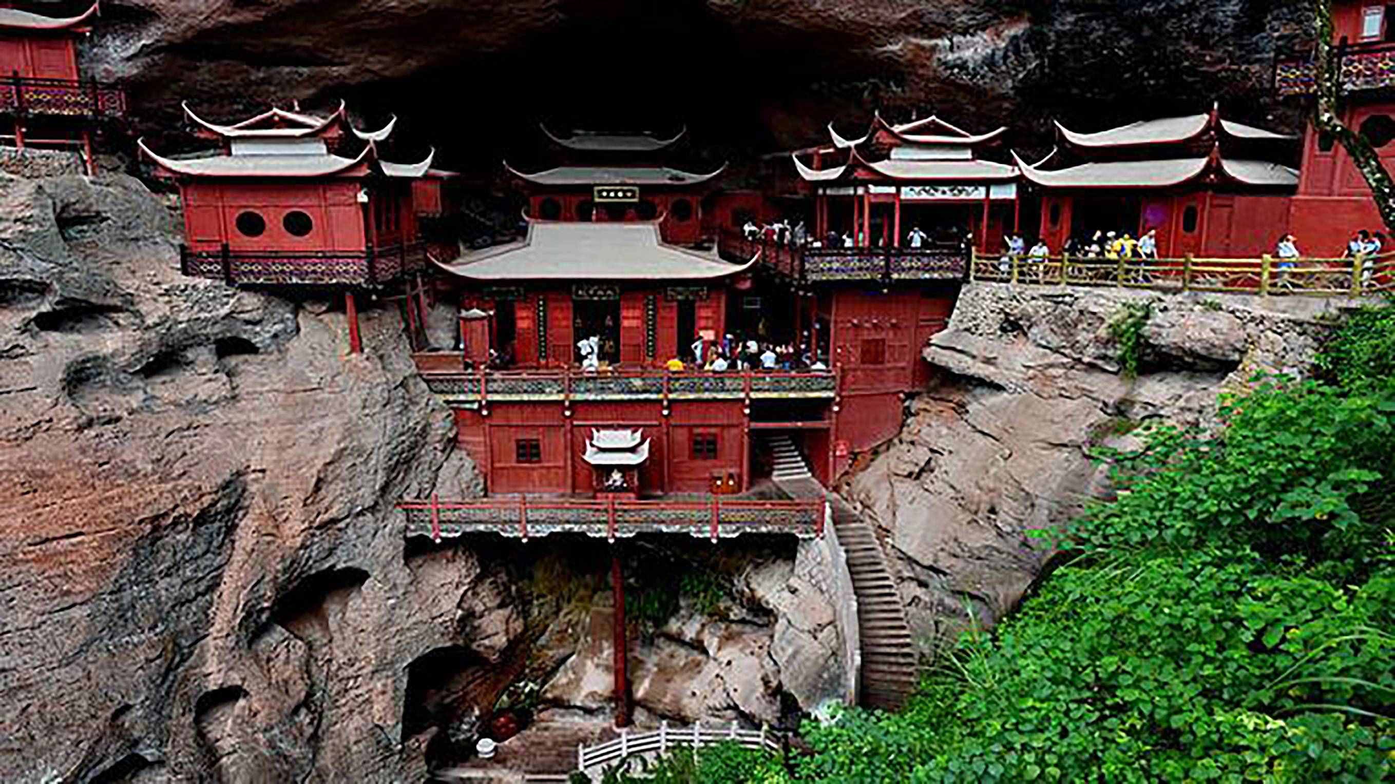 福建泰寧金湖甘露巖寺，一柱插地，撐起一寺廟，令人驚嘆