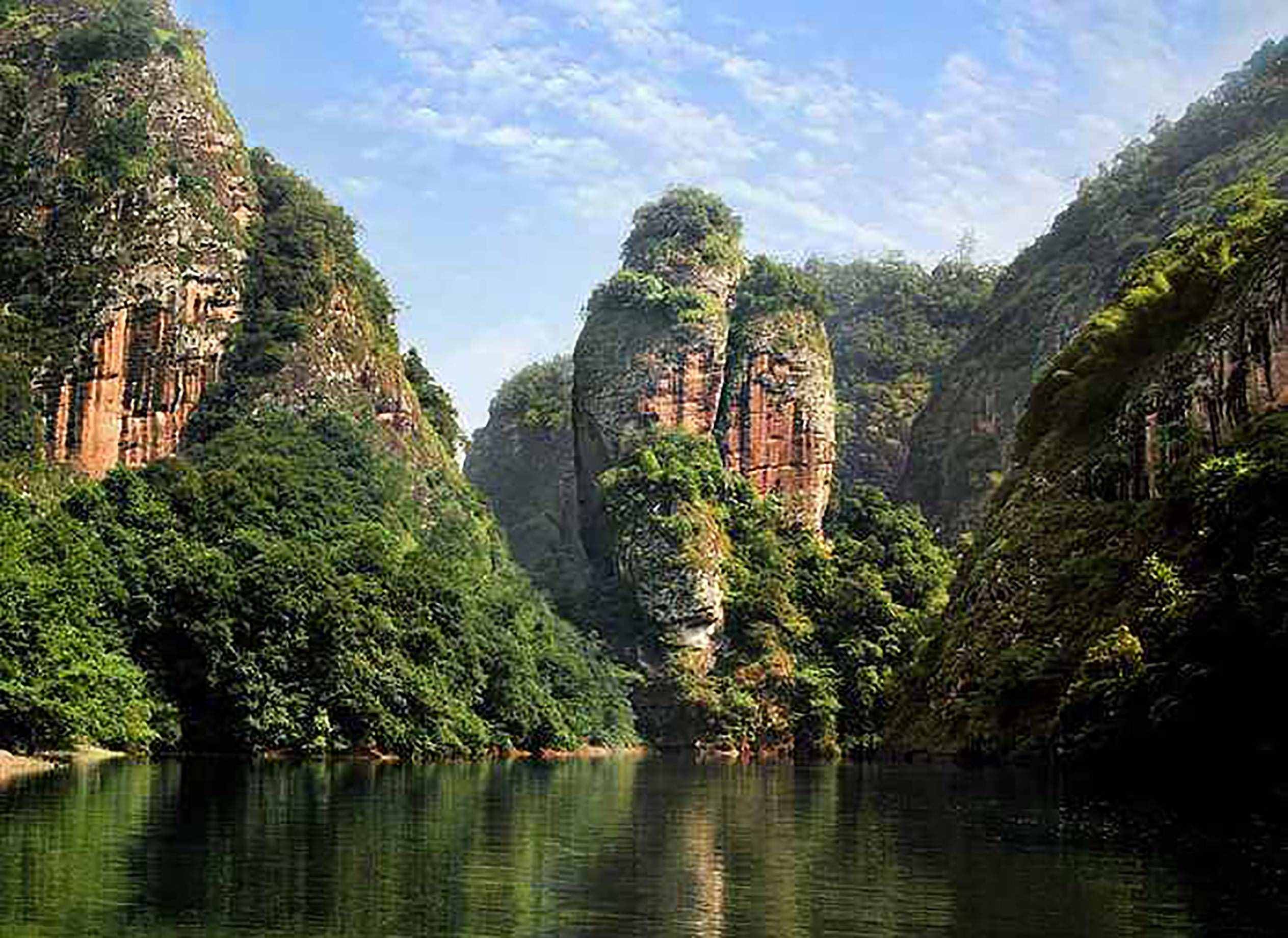 福建泰寧金湖甘露巖寺，一柱插地，撐起一寺廟，令人驚嘆