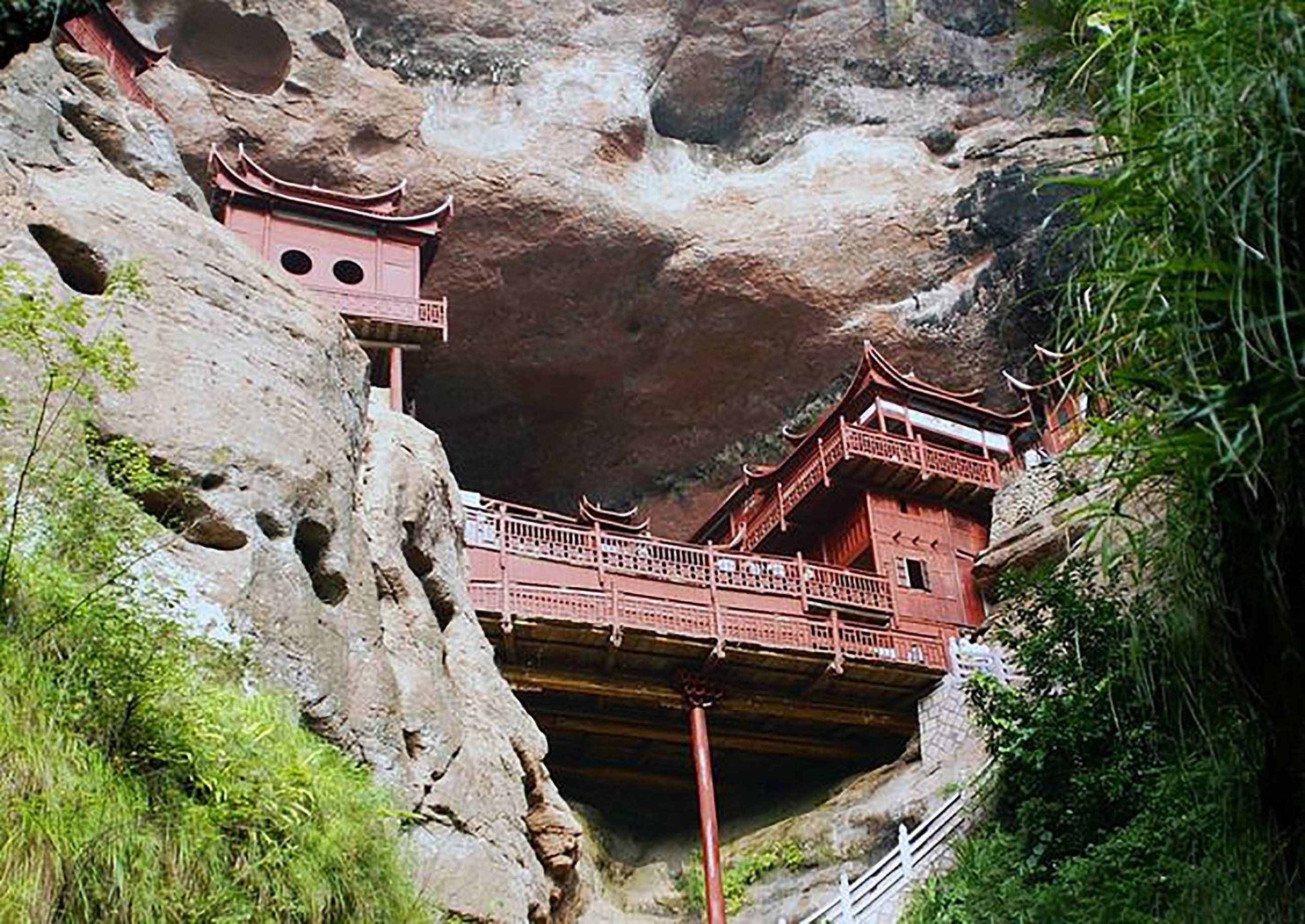 福建泰寧金湖甘露巖寺，一柱插地，撐起一寺廟，令人驚嘆