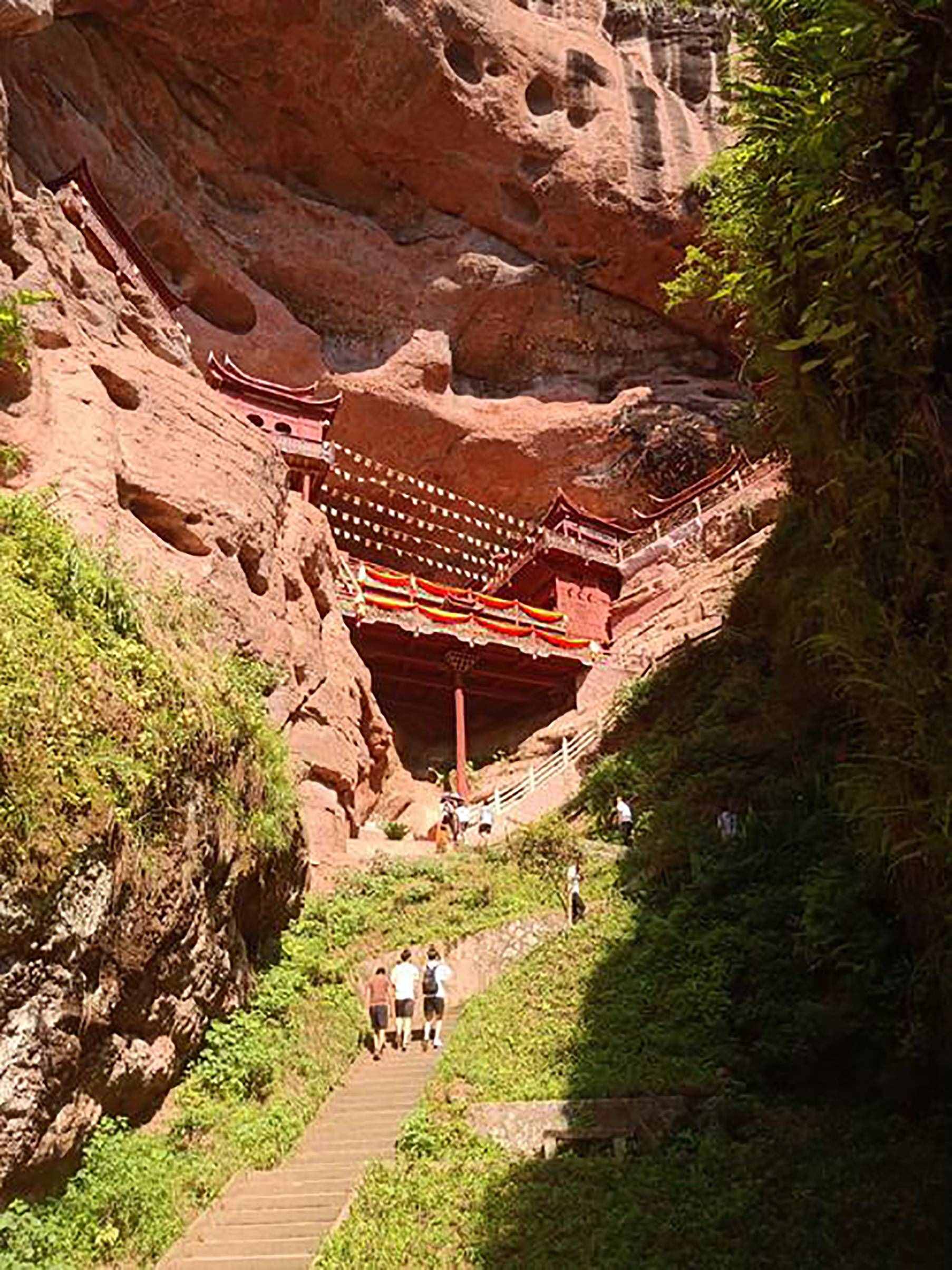 福建泰寧金湖甘露巖寺，一柱插地，撐起一寺廟，令人驚嘆