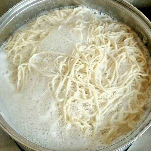涼面好不好吃，調(diào)料是關(guān)鍵！一定要加這3味，涼面清爽勁道特別香