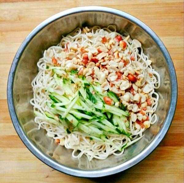 涼面好不好吃，調(diào)料是關(guān)鍵！一定要加這3味，涼面清爽勁道特別香