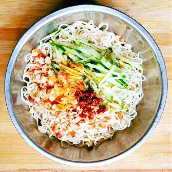 涼面好不好吃，調(diào)料是關(guān)鍵！一定要加這3味，涼面清爽勁道特別香