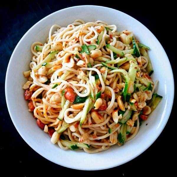 涼面好不好吃，調(diào)料是關(guān)鍵！一定要加這3味，涼面清爽勁道特別香
