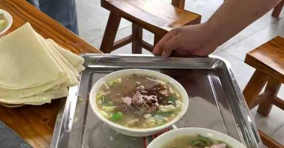 安徽縣城大爺賣(mài)牛肉湯，一碗40元牛肉分量多，一天能賣(mài)一萬(wàn)碗？