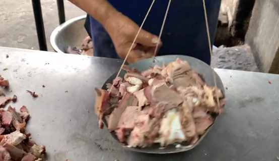 安徽縣城大爺賣(mài)牛肉湯，一碗40元牛肉分量多，一天能賣(mài)一萬(wàn)碗？
