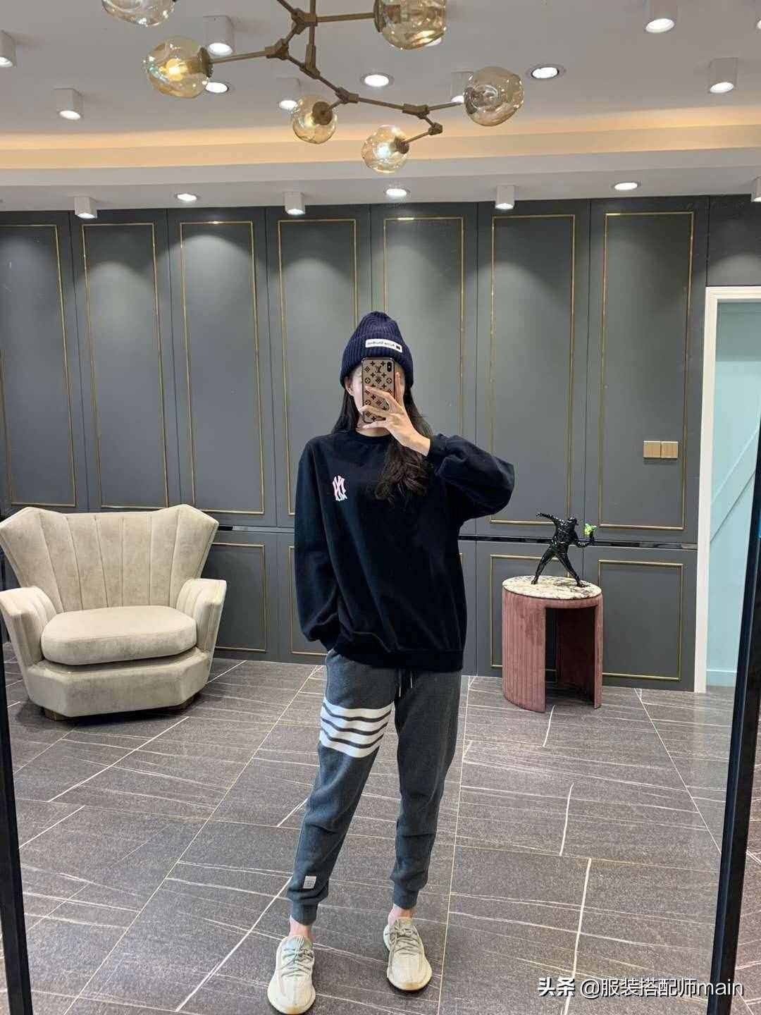 灰色褲子適合搭什么顏色的上衣？推薦這4種，氣質(zhì)優(yōu)雅又高級