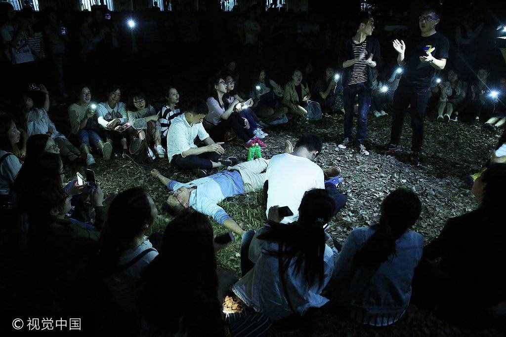 安徽安慶152名女生擺心形持手機(jī)照明 向8名男生畢業(yè)告白