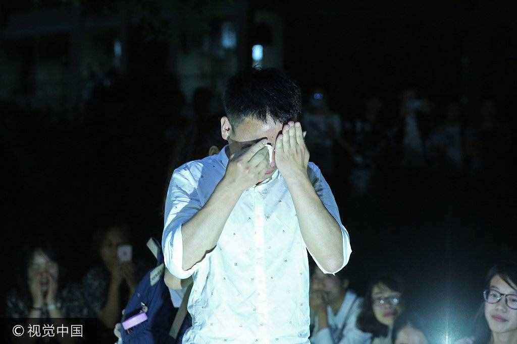 安徽安慶152名女生擺心形持手機(jī)照明 向8名男生畢業(yè)告白