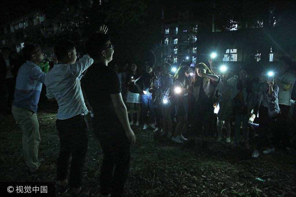 安徽安慶152名女生擺心形持手機(jī)照明 向8名男生畢業(yè)告白