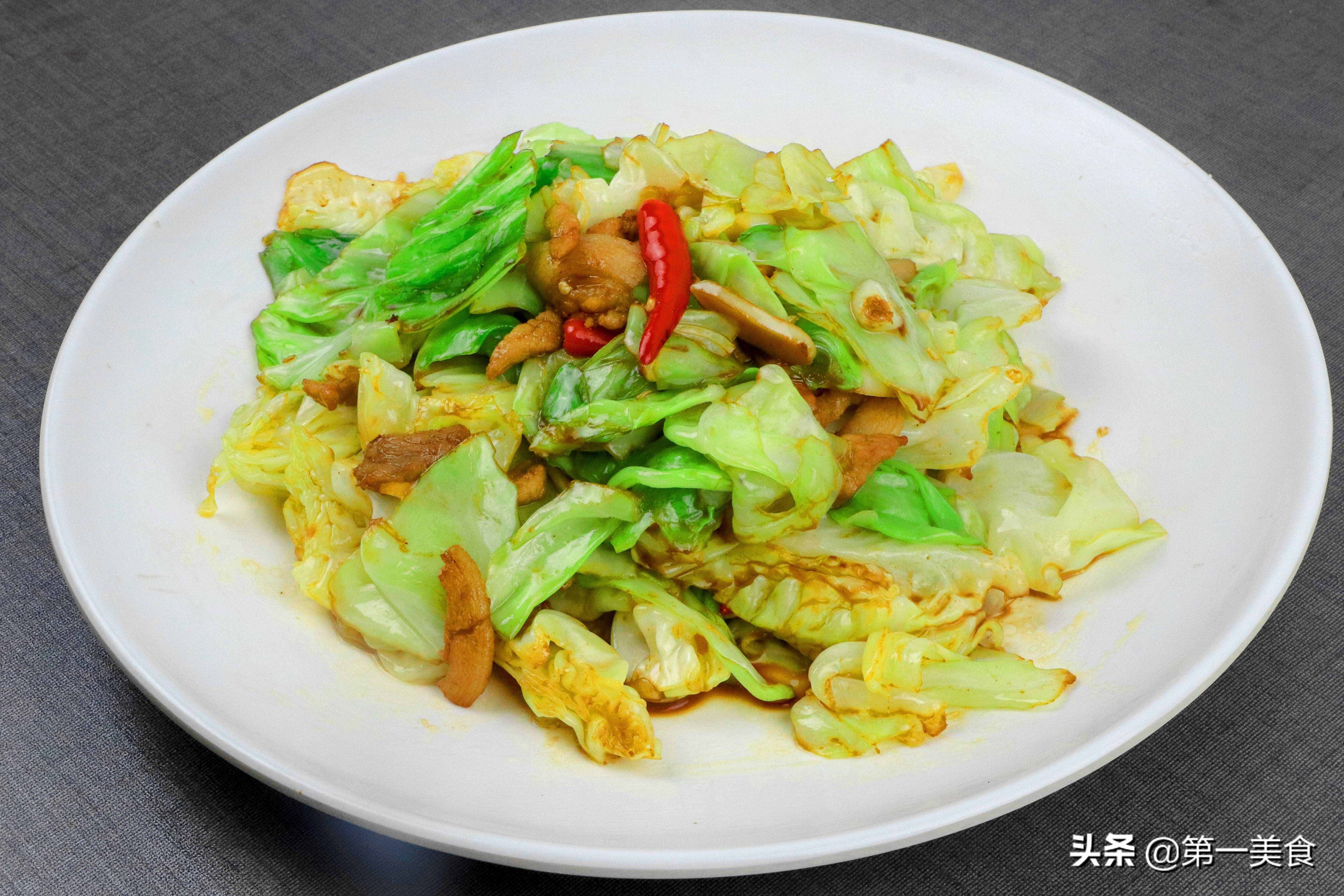 炒包菜時(shí)，有人焯水有人直接炒，都不對(duì)，這才是正確做法，太香了
