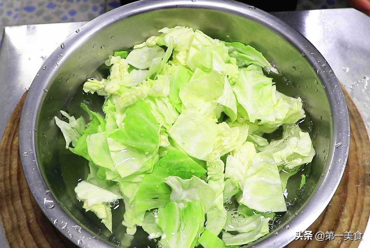 炒包菜時(shí)，有人焯水有人直接炒，都不對(duì)，這才是正確做法，太香了