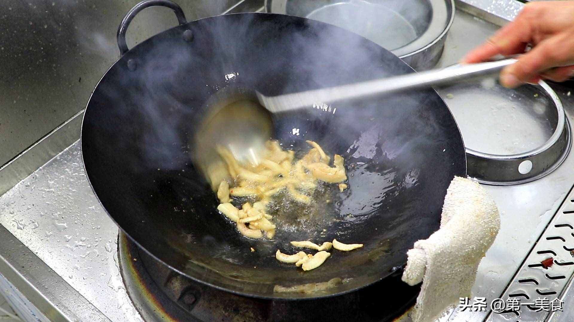 炒包菜時(shí)，有人焯水有人直接炒，都不對(duì)，這才是正確做法，太香了