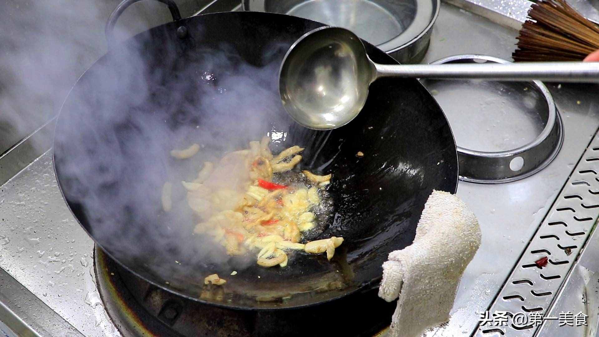 炒包菜時(shí)，有人焯水有人直接炒，都不對(duì)，這才是正確做法，太香了