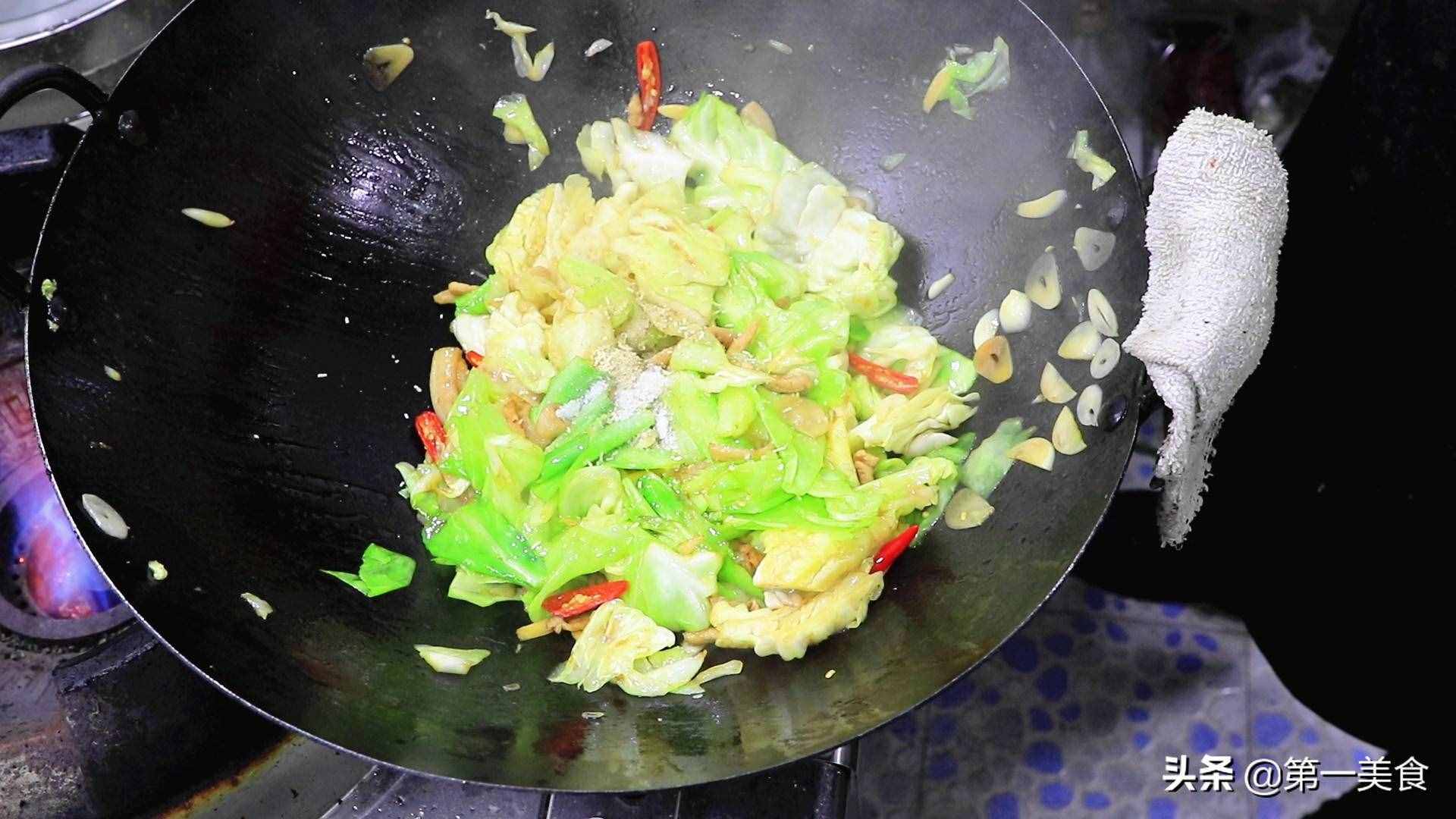 炒包菜時(shí)，有人焯水有人直接炒，都不對(duì)，這才是正確做法，太香了