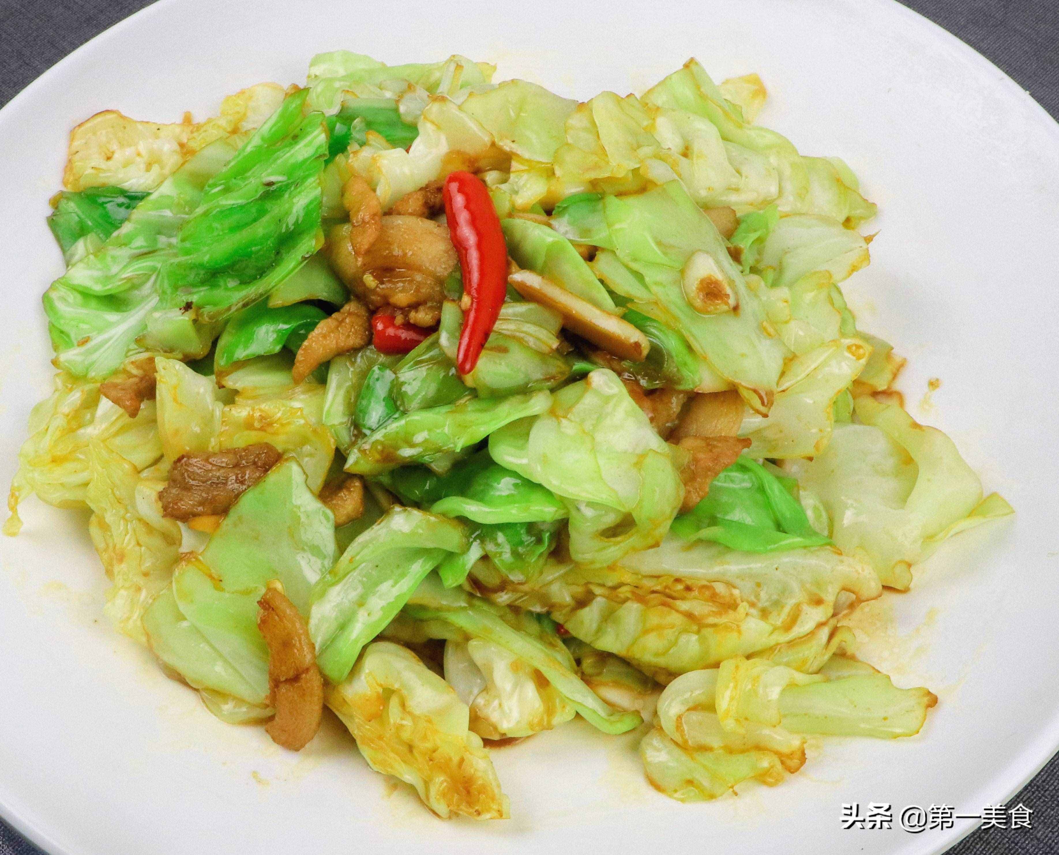 炒包菜時(shí)，有人焯水有人直接炒，都不對(duì)，這才是正確做法，太香了