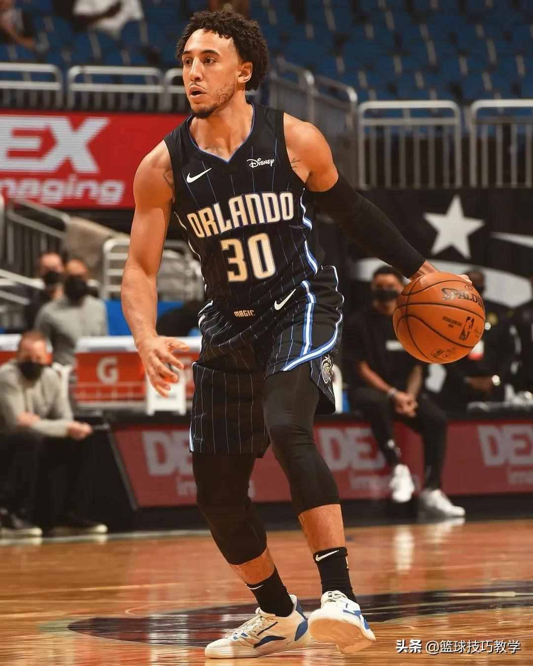 剛打1分鐘就遭遇開放性骨折！隊(duì)友被嚇得后退，他的NBA之旅難了