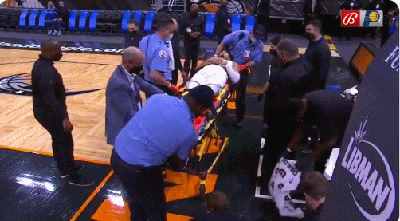 剛打1分鐘就遭遇開放性骨折！隊(duì)友被嚇得后退，他的NBA之旅難了