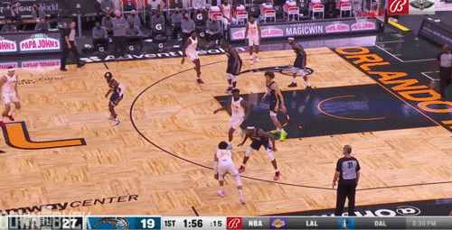 剛打1分鐘就遭遇開放性骨折！隊(duì)友被嚇得后退，他的NBA之旅難了