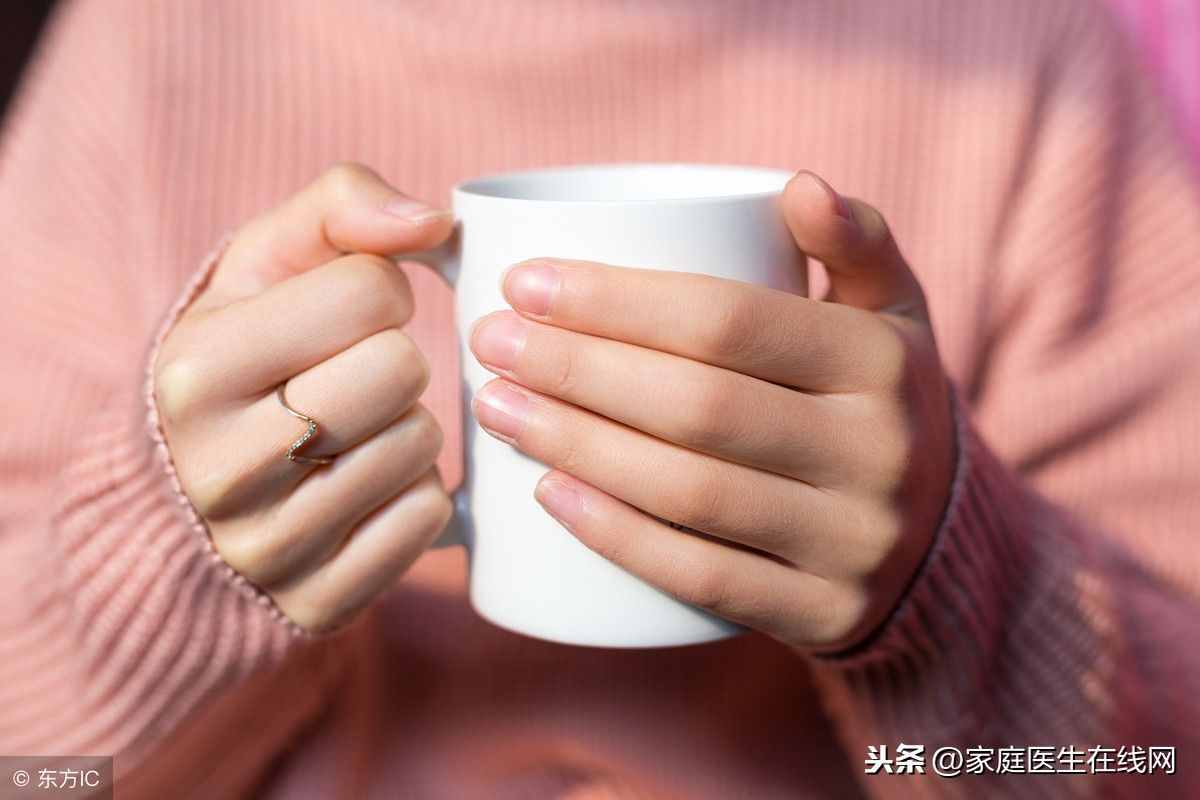 多喝熱水有什么好處？這2個益處，愛喝冰水的人體會不到
