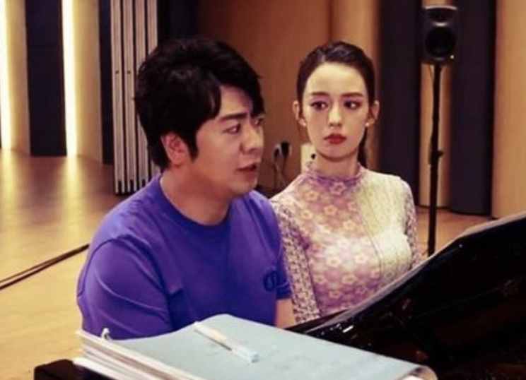郎朗曬與老婆練琴，疑做錯(cuò)事被吉娜盯著，周杰倫看熱鬧不忘點(diǎn)贊
