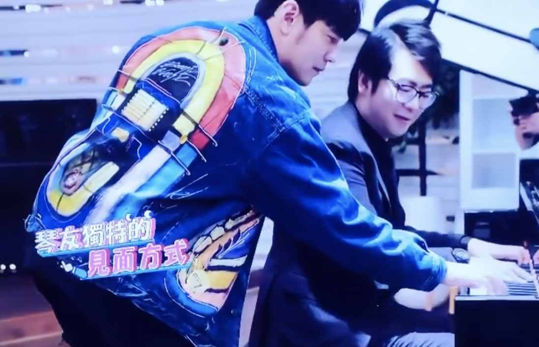 郎朗曬與老婆練琴，疑做錯(cuò)事被吉娜盯著，周杰倫看熱鬧不忘點(diǎn)贊