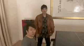 郎朗曬與老婆練琴，疑做錯(cuò)事被吉娜盯著，周杰倫看熱鬧不忘點(diǎn)贊