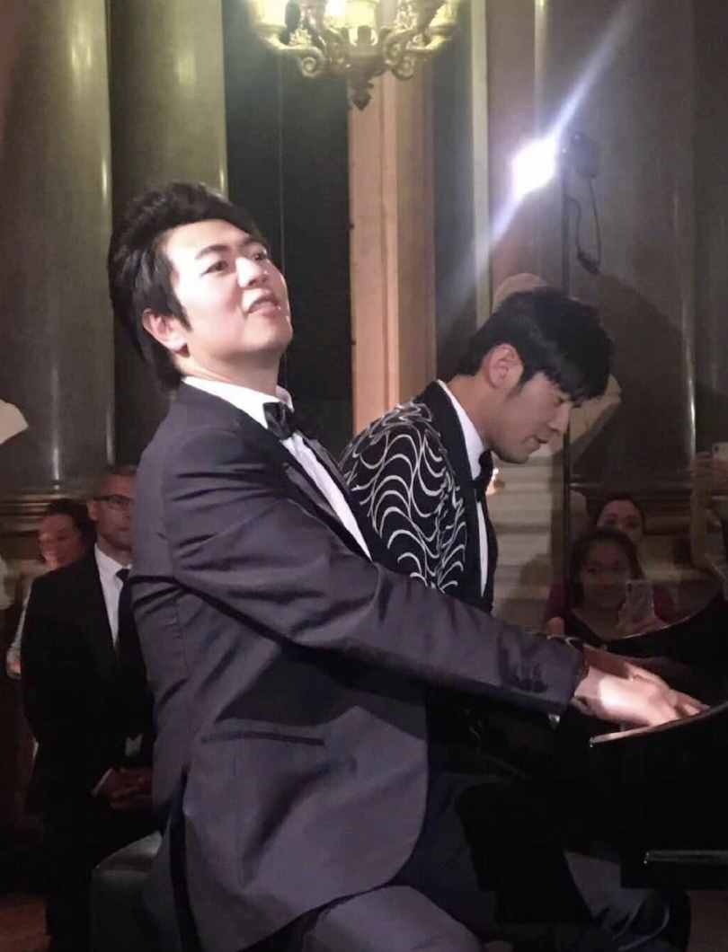 郎朗曬與老婆練琴，疑做錯(cuò)事被吉娜盯著，周杰倫看熱鬧不忘點(diǎn)贊