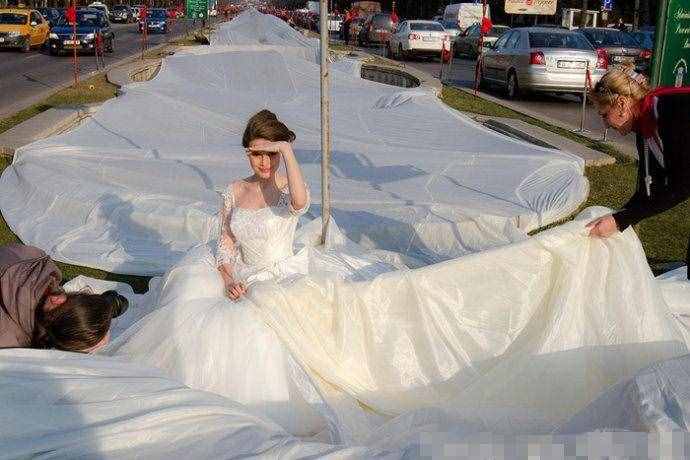 看完世界最長、最壯觀的婚紗，你就知道你的婚紗有多小兒科了！