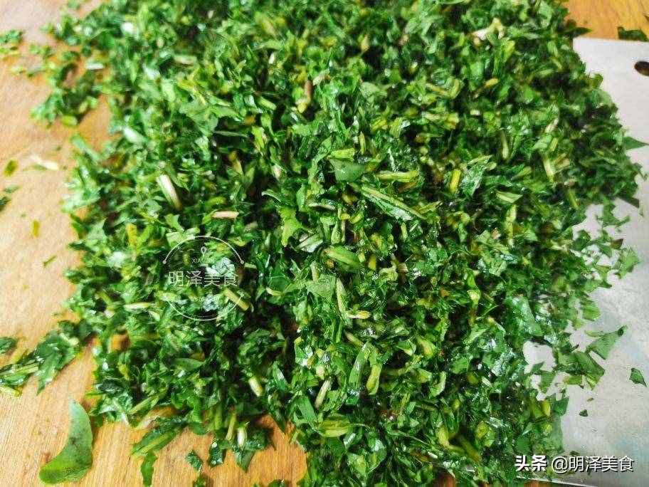 蒲公英即是中藥又是野菜，生吃做餡都可以，包餃子吃太香了
