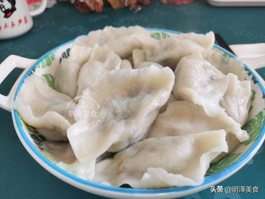 蒲公英即是中藥又是野菜，生吃做餡都可以，包餃子吃太香了