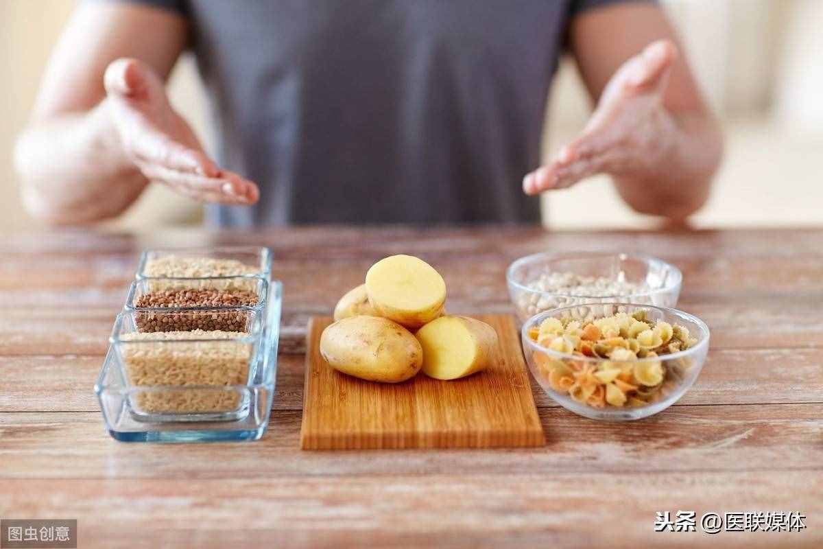 皮膚過(guò)敏會(huì)出現(xiàn)哪些癥狀？醫(yī)生：多有這一表現(xiàn)，得學(xué)會(huì)辨別