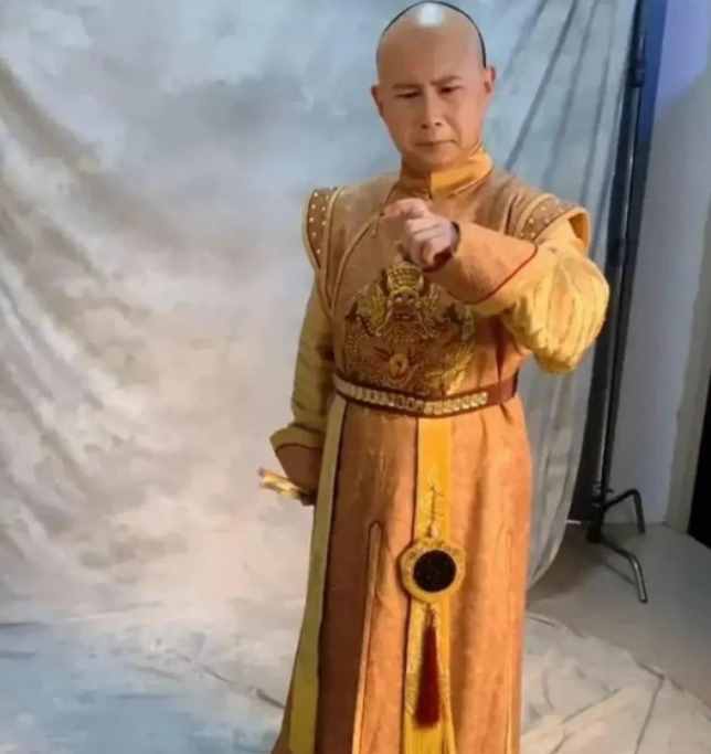 何云偉新片飾演洪熙官？裝扮毫無大俠風(fēng)范，女主顏值很驚艷