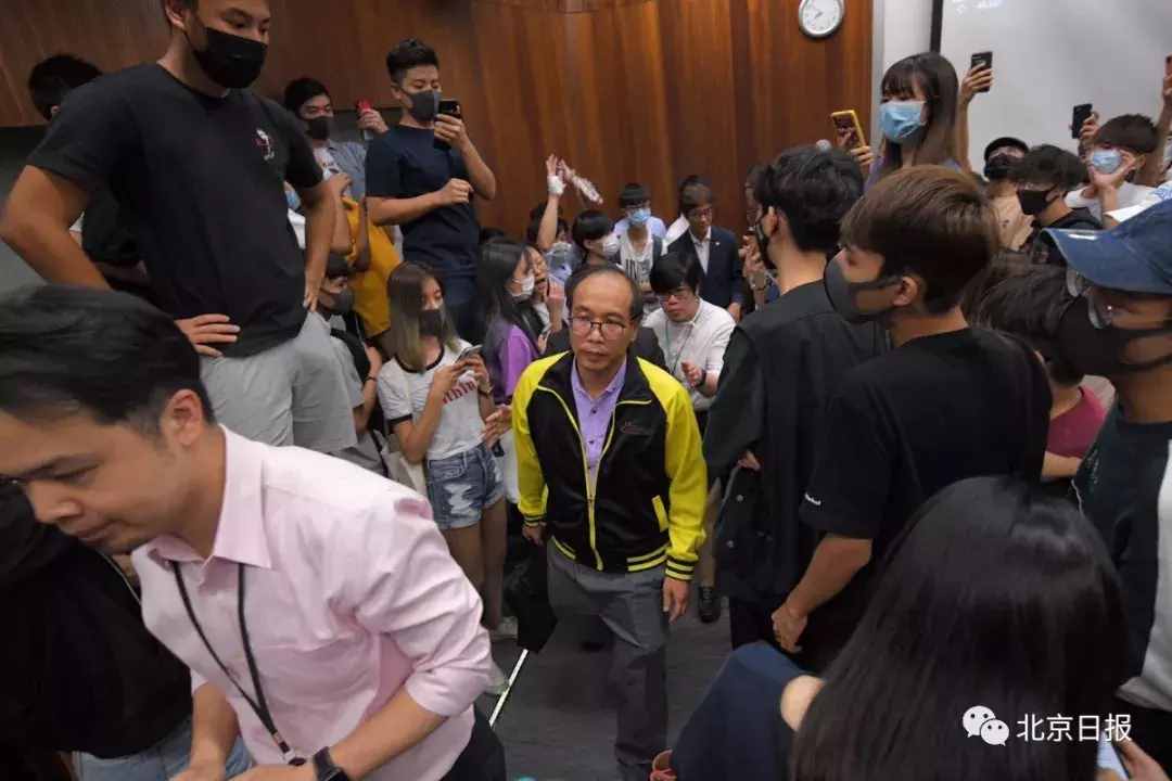 老師被圍困5小時(shí)、推跌3次……香港理工梁德榮：沒(méi)上磚頭不算暴力