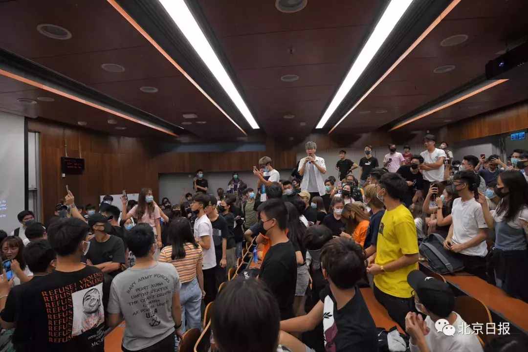 老師被圍困5小時(shí)、推跌3次……香港理工梁德榮：沒(méi)上磚頭不算暴力