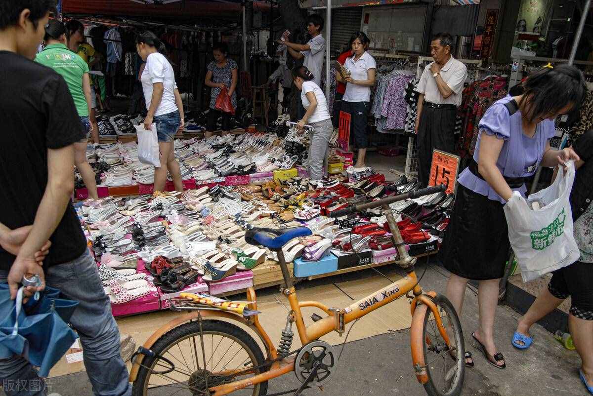 江西美女擺地攤，利用“大紅包”，年賺50萬，方法值得學習