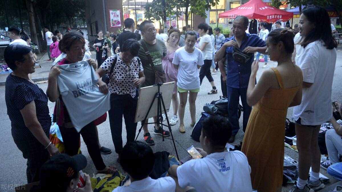 江西美女擺地攤，利用“大紅包”，年賺50萬，方法值得學習