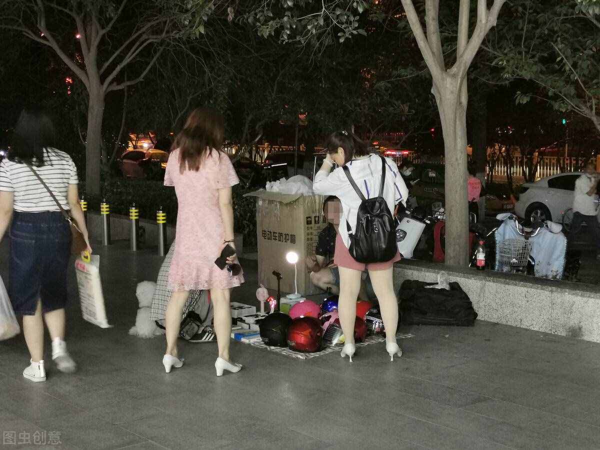 江西美女擺地攤，利用“大紅包”，年賺50萬，方法值得學習