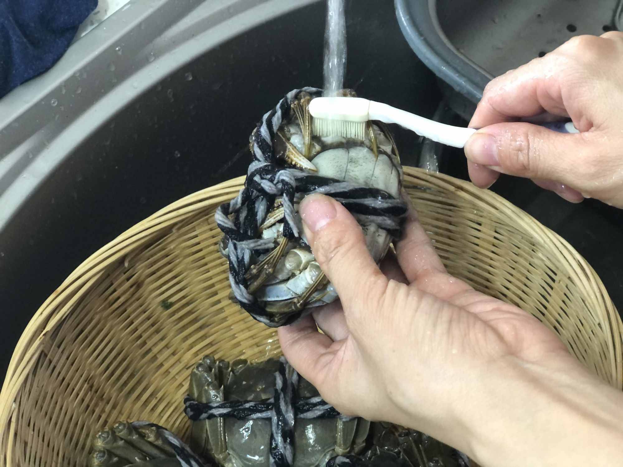 螃蟹蒸幾分鐘？用冷水還是熱水？船老大教你幾招，肉鮮嫩腿不掉