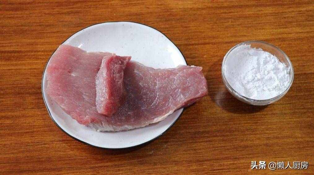 這是豬肉丸子的簡單做法，想要丸子特別Q彈，冰水不能少