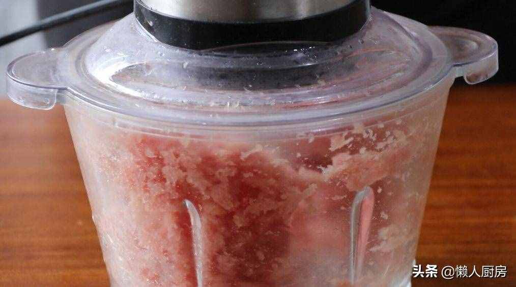 這是豬肉丸子的簡單做法，想要丸子特別Q彈，冰水不能少