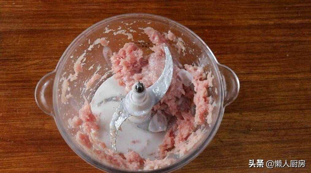 這是豬肉丸子的簡單做法，想要丸子特別Q彈，冰水不能少