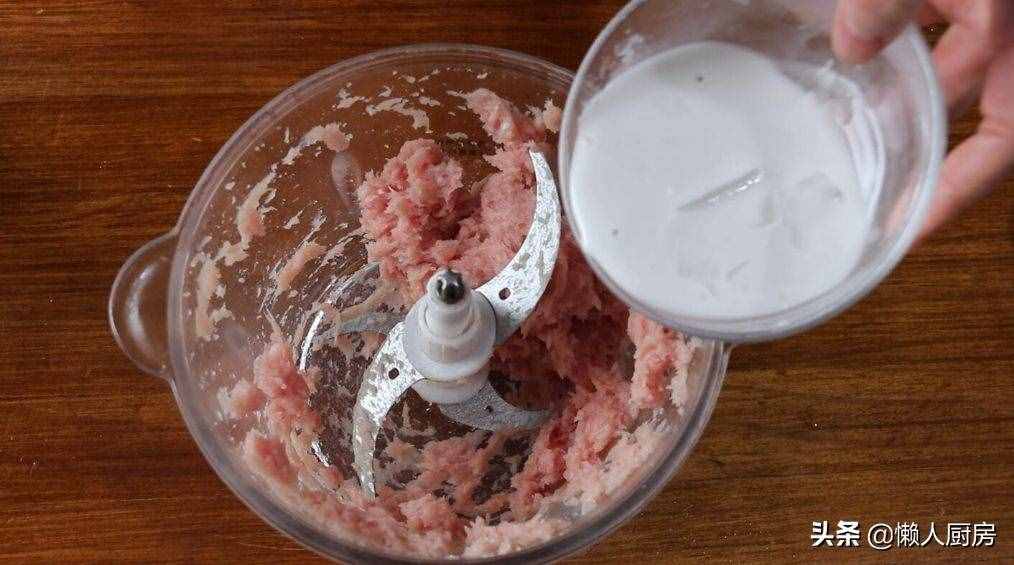 這是豬肉丸子的簡單做法，想要丸子特別Q彈，冰水不能少
