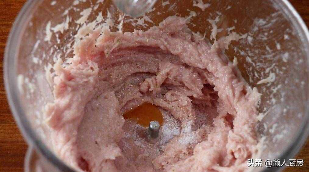 這是豬肉丸子的簡單做法，想要丸子特別Q彈，冰水不能少