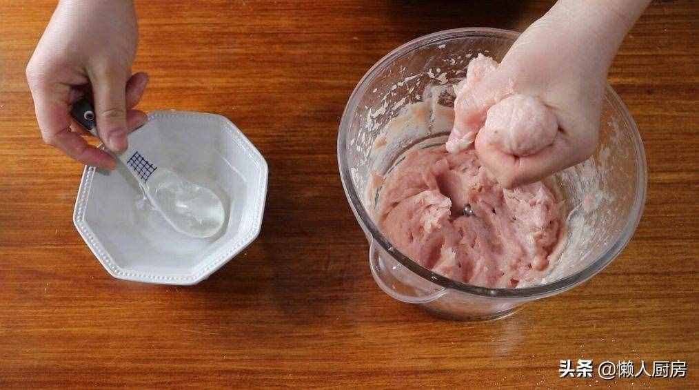 這是豬肉丸子的簡單做法，想要丸子特別Q彈，冰水不能少