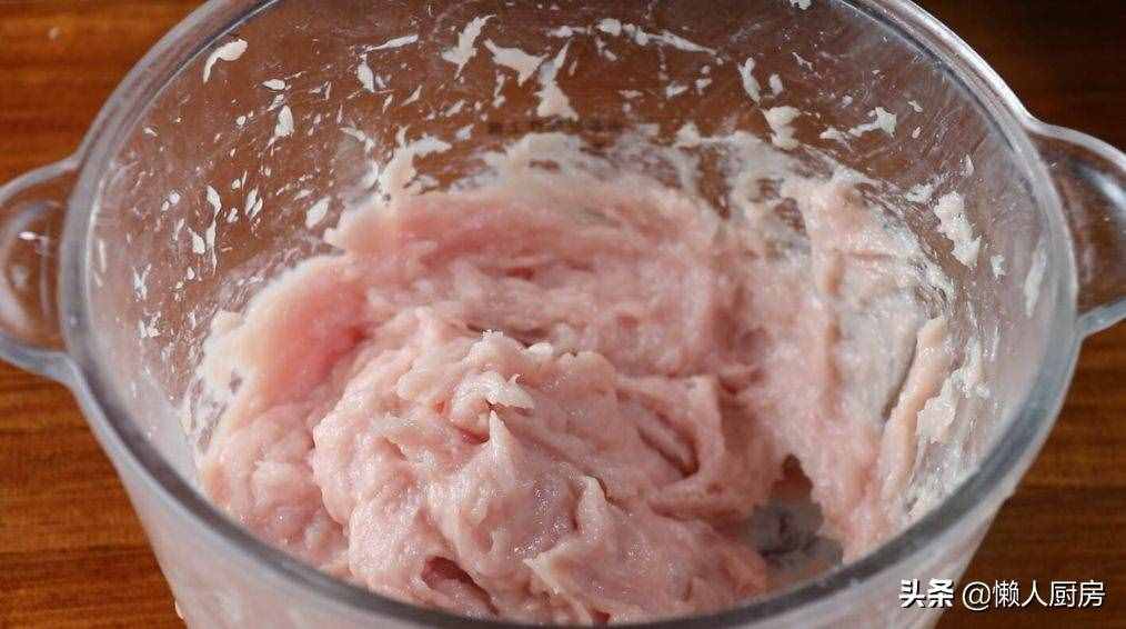 這是豬肉丸子的簡單做法，想要丸子特別Q彈，冰水不能少
