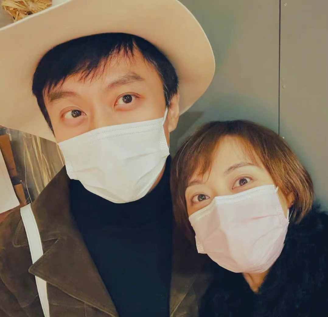 孫儷鄧超慶結(jié)婚10周年！一家四口合照長腿矚目，等等親昵環(huán)抱小花