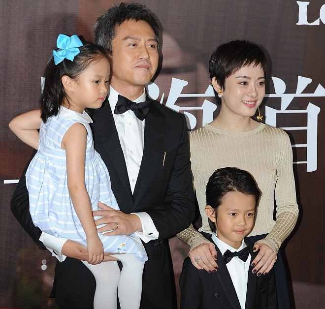 孫儷鄧超慶結(jié)婚10周年！一家四口合照長腿矚目，等等親昵環(huán)抱小花