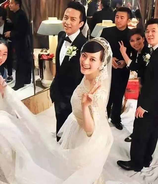 孫儷鄧超慶結(jié)婚10周年！一家四口合照長腿矚目，等等親昵環(huán)抱小花