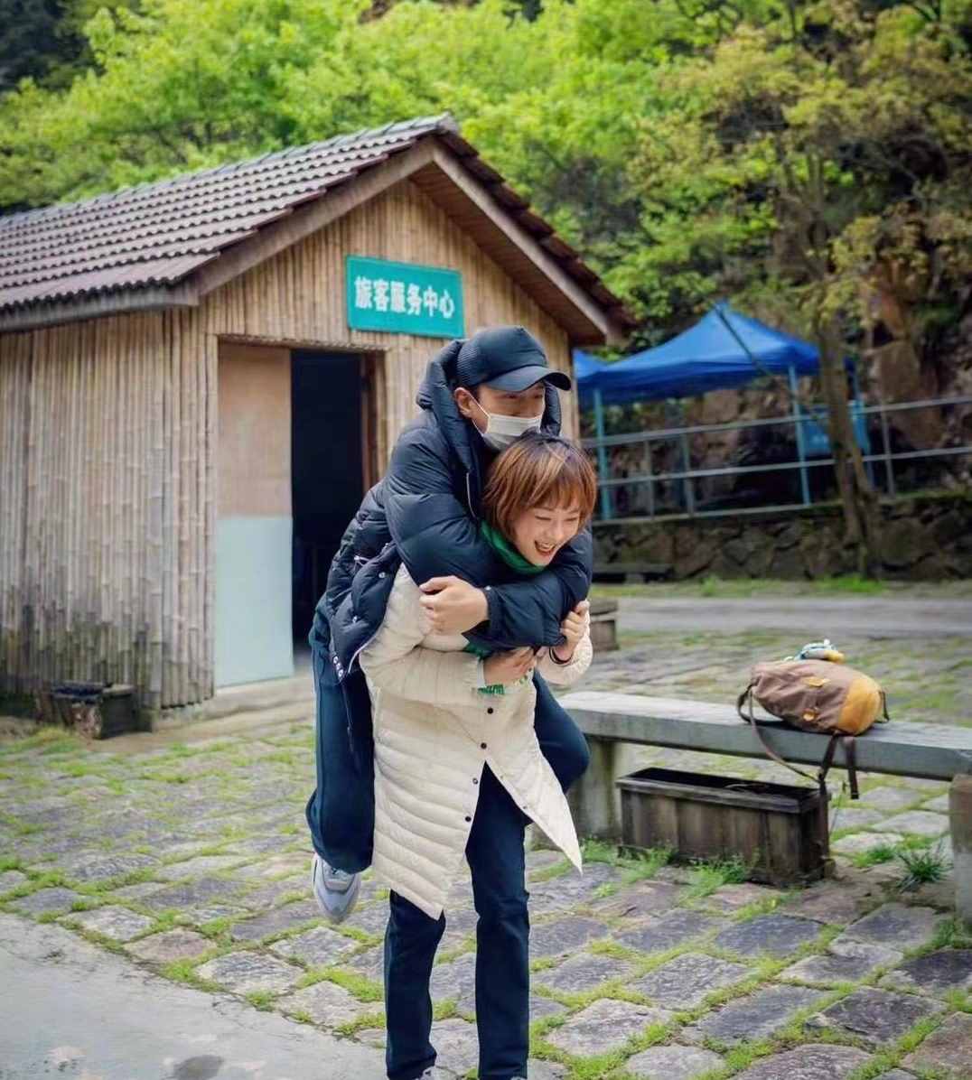 孫儷鄧超慶結(jié)婚10周年！一家四口合照長腿矚目，等等親昵環(huán)抱小花